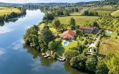 Propriété à vendre de 7,15 hectares avec trois maisons et accès direct au Lot