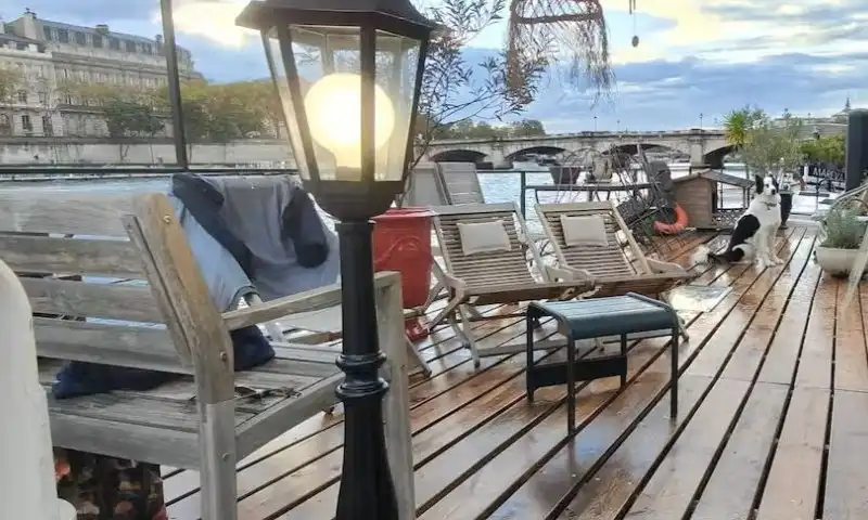 Péniche à vendre Paris 1 – Vues Tour Eiffel et Musée d'Orsay