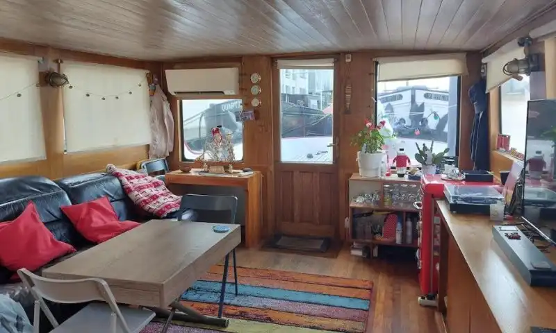 Péniche à vendre Paris 15 – Navigante et Agencement Optimal