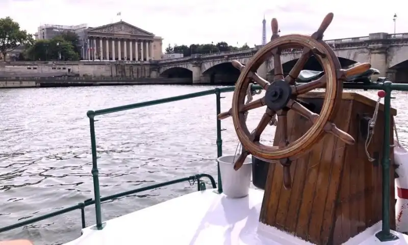 Péniche à vendre Paris 8 – Navigante et Vue sur l'Assemblée
