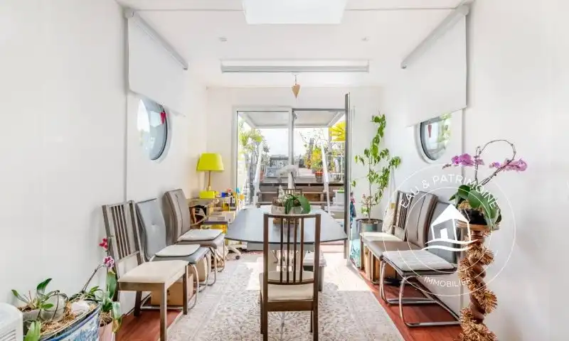Péniche en vente idéalement située à Choisy-le-Roi, 180 m², grande terrasse, 498 000 €