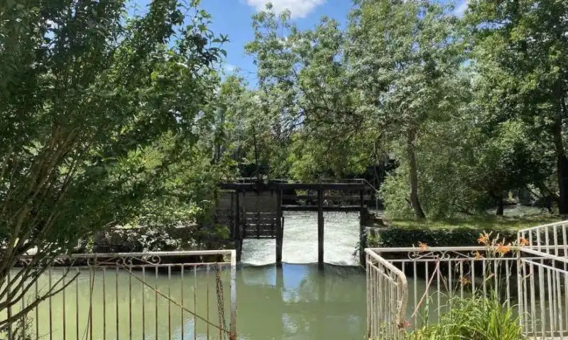 Grand Moulin au bord de l'Indre à vendre