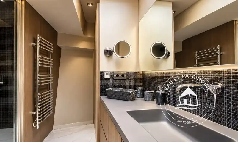 Péniche à vendre Paris 8 – Vue Tour Eiffel et Rénovation Exceptionnelle