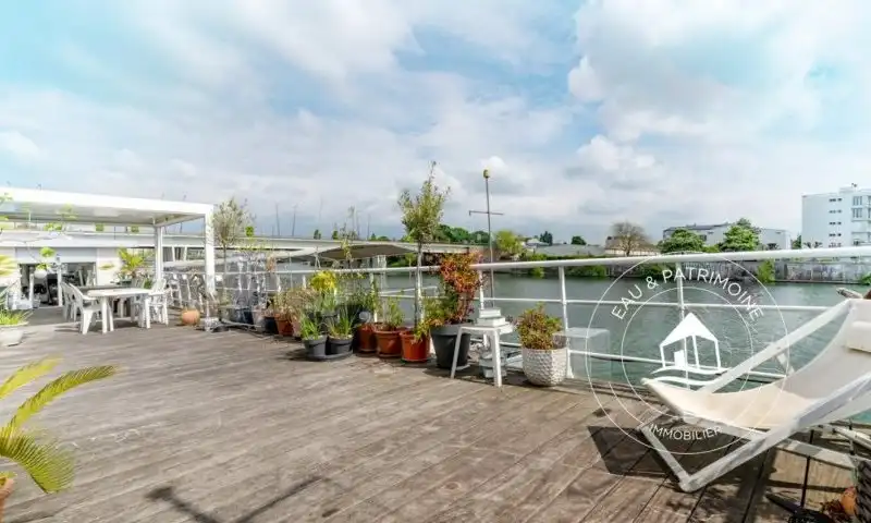 Péniche en vente idéalement située à Choisy-le-Roi, 180 m², grande terrasse, 498 000 €