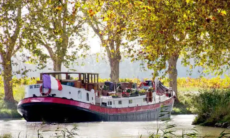 Superbe péniche navigante 120 m² à vendre sur le Canal du Midi