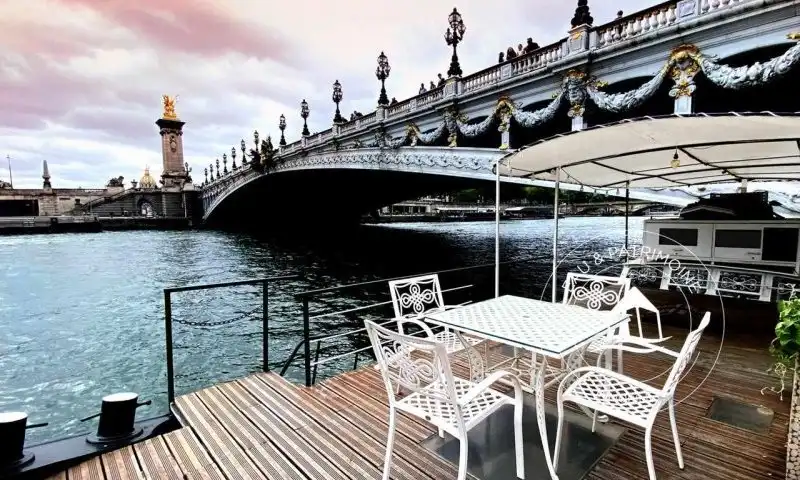Péniche à vendre Paris 8 – Vue Spectaculaire Pont Alexandre III et Invalides