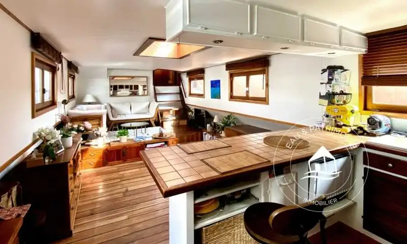 Elégante péniche navigante à vendre à Asnières sur Seine - 75 m²