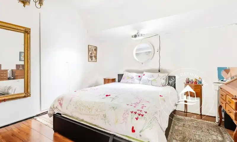 Péniche en vente idéalement située à Choisy-le-Roi, 180 m², grande terrasse, 498 000 €