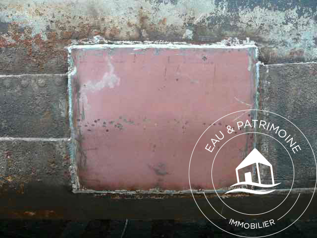 Doublante posée sur la coque d'une péniche lors de son expertise à sec obligatoire.