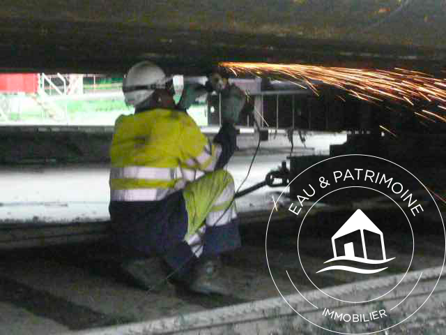 Meulage de coque de péniche pour réaliser un plan de sondage par un expert.