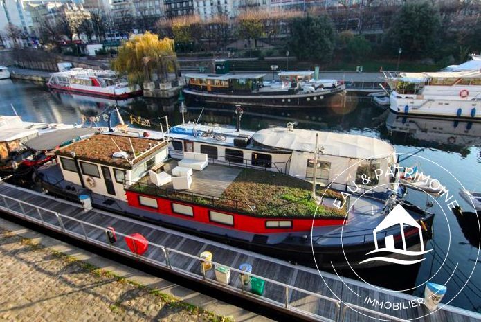 Vie communautaire au port de l'arsenal à Paris avec des péniches, pénichettes et bateaux habitables à couple.