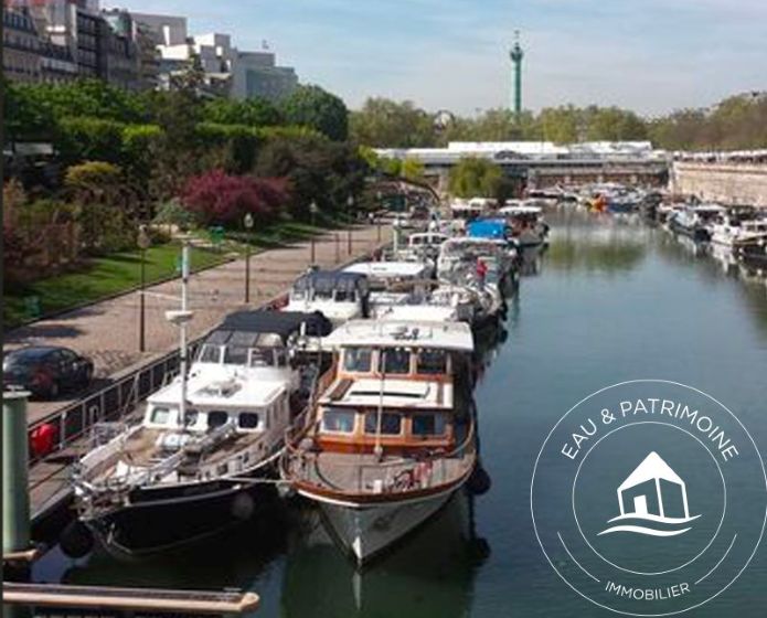 Port de l'Arsenal avec un plan d'eau calme et des pénichettes et bateaux habitables pour une vie communautaire.
