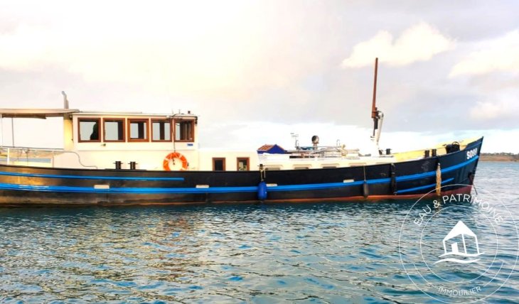 Péniche néerlandaise de type Luxemotor blanche et bleue idéale pour la vie à bord et pour naviguer.