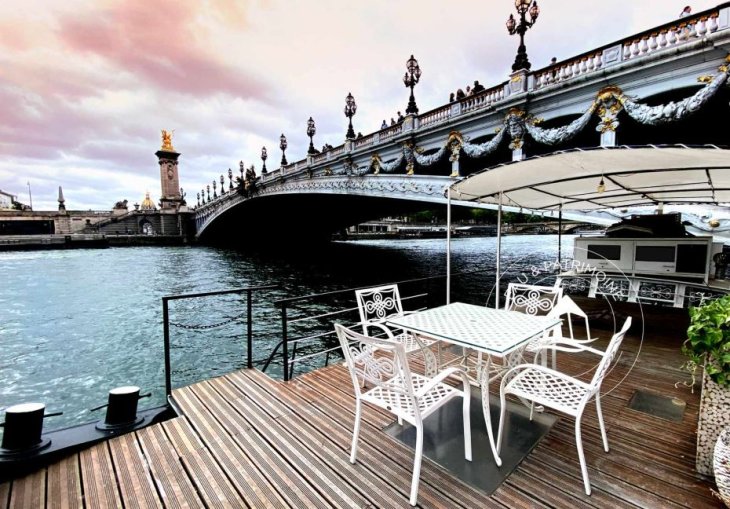 Pénichette à un prix avantageux et sa terrasse de 30 mètres carrés et sa vue sur les monuments parisiens.
