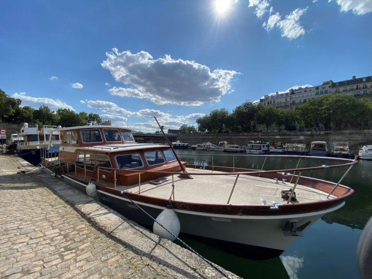 Bateau de Christine Bravo nommé Frou Frou amarré au port de l'Arsenal sur un plan d'eau calme.
